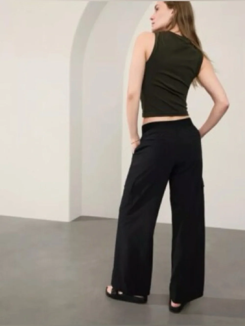 ATHLETA Brooklyn Heights High Rise Cargo Pant Wide Legs in Black - 0 Petite - Picture 3 of 12